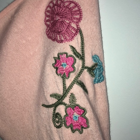 Pink sweater with embroidered flowers on sleeves - Picture 5 of 5